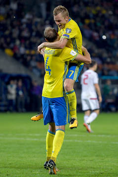 Sveriges Andreas Granqvist och Sebastian Larsson jublar