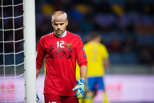 Belarus målvakt Sergei Chernik deppar
