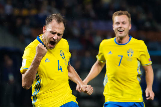 Sveriges Andreas Granqvist och Sebastian Larsson jublar