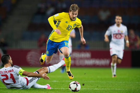 Sveriges Emil Forsberg tar sig förbi Belarus Yegor