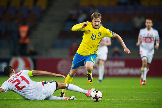 Sveriges Emil Forsberg tar sig förbi Belarus Yegor