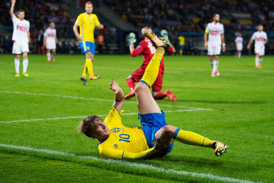 Sveriges Emil Forsberg blir fälld i straffområdet