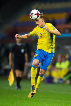 Sveriges Ludwig Augustinsson nickar bollen