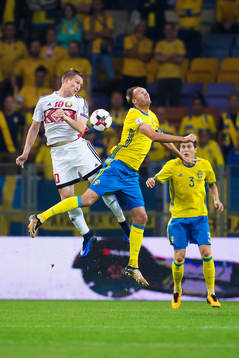 Belarus Anton Saroka i en luftduell med Sveriges Andreas