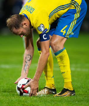 Sveriges Andreas Granqvist placerar bollen