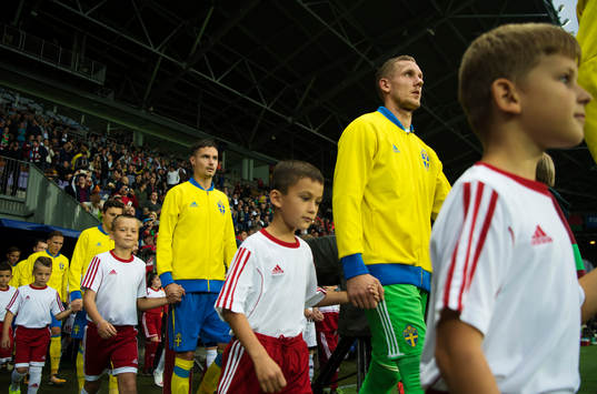 Sveriges Mikael Lustig och målvakt Robin Olsen gör entré