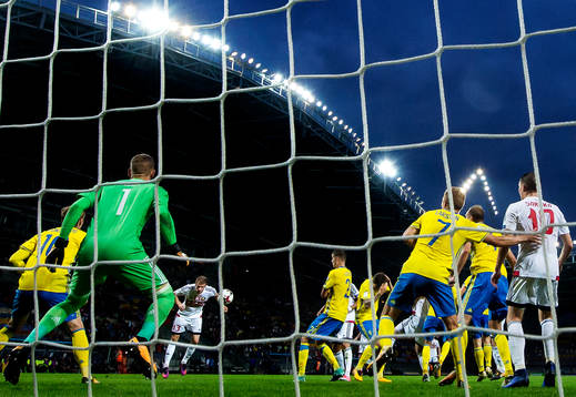Belarus Pavel Nekhaychik nickar bollen mot mål