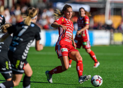 Piteås Nina Jakobsson med bollen