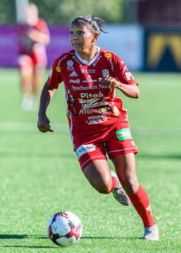 Piteås Madelen Janogy med bollen
