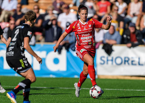 Piteås Hanna Pettersson med bollen