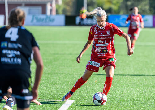 Piteås Lotta Ökvist med bollen