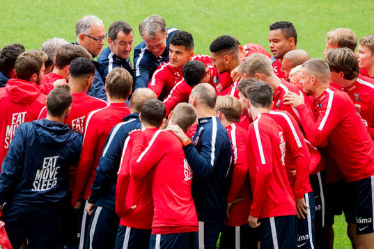 Lars Lagerbäck, head coach of Norway, gathers the Norway