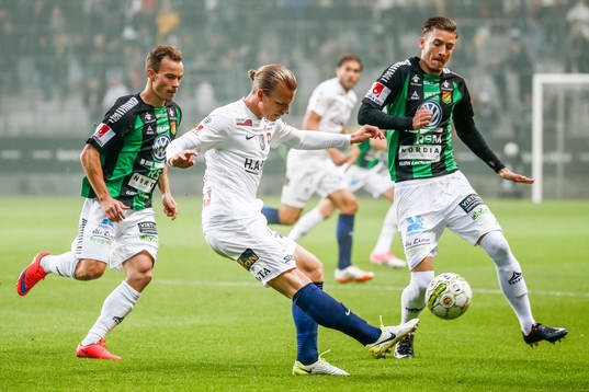 Örgrytes Sebastian Carlsén i kamp mot GAIS Anton Wede och