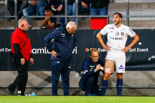 Örgrytes Johan Elmander tvingas lämna planen