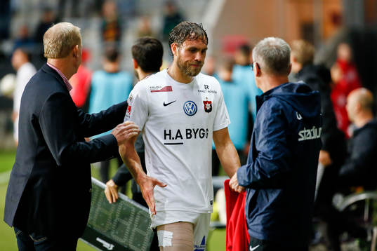 Örgrytes Johan Elmander tvingas lämna planen