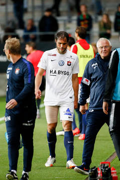 Örgrytes Johan Elmander tvingas lämna planen