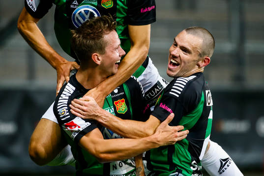 GAIS Simon Silverholt jublar med James Sinclair