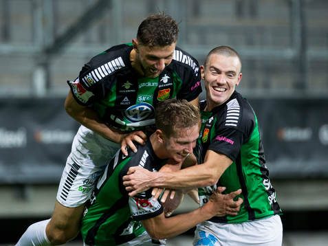 GAIS Simon Silverholt jublar ihop med Alibek Aliev och