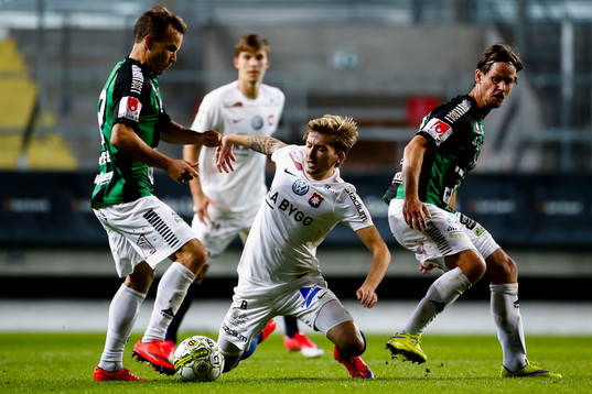 Örgrytes Andreas Östling i en kamp mot GAIS Anton Wede