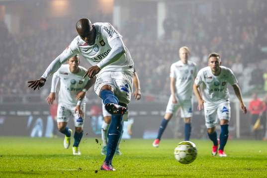 Örgrytes Hakeem Araba gör 1-1 på straff