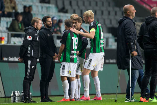 GAIS spelare protesterar mot att 2-1 målet blivit bortdömt