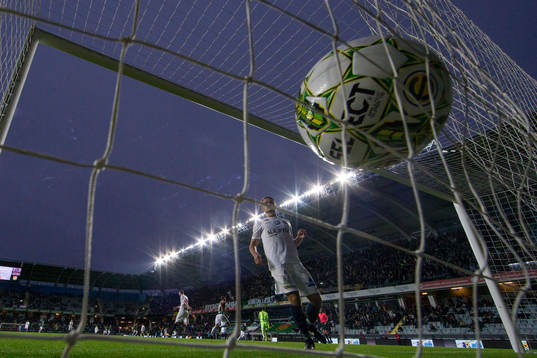 Örgrytes Hannes Sahlin ser bollen gå in för 1-0 till GAIS