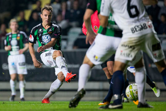 GAIS Anton Wede skjuter ett skott