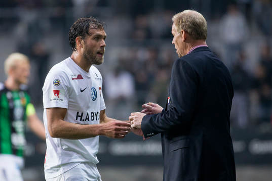 Örgrytes Johan Elmander pratar med tränare Sören