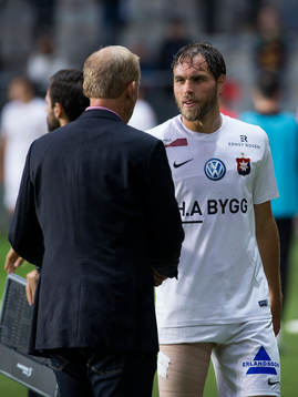 Örgrytes Johan Elmander pratar med tränare Sören