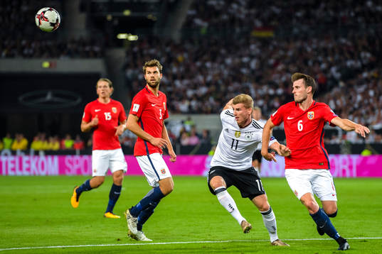 Jørgen Skjelvik and Håvard Nordtveit of Norway against