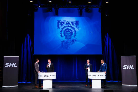 Frölundas tränare Roger Rönnberg och Simon Hjalmasson