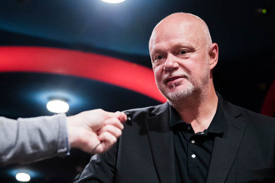 Brynäs tränare Roger Melin blir intervjuad av media