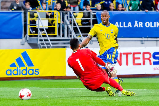 Sveriges Carlos Strandberg gör 1-0 bakom Cyperns målvakt