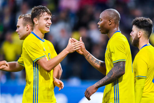 Sveriges Mattias Svanberg och Carlos Strandberg jublar