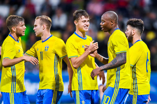 Sveriges Mattias Svanberg och Carlos Strandberg jublar