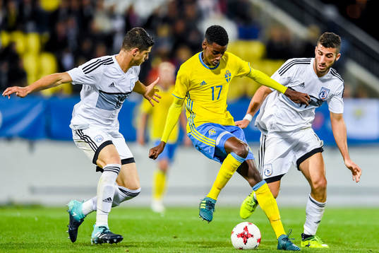 Sveriges Alexander Isak jagas av Cyperns Christos Wheeler