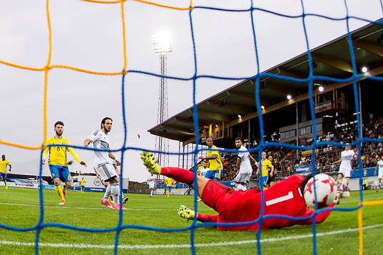 Sveriges Erdal Rakip ser på när Carlos Strandberg gör