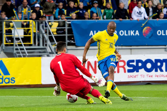Sveriges Carlos Strandberg gör 2-0 bakom Cyperns målvakt