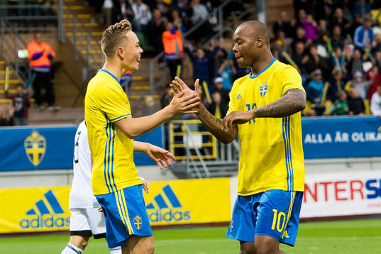 Sveriges Joel Andersson jublar med Carlos Strandberg som