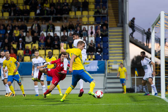 Sveriges Gustav Engvall har en chans men missar