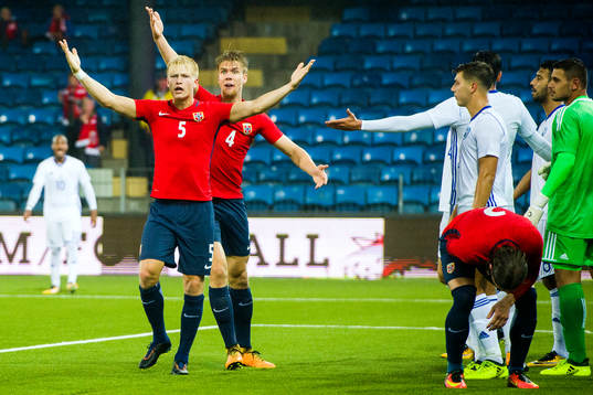 Andreas Hanche-Olsen, Kristoffer Ajer of Norway react