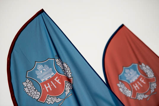 HIF-vimplar utanför arenan