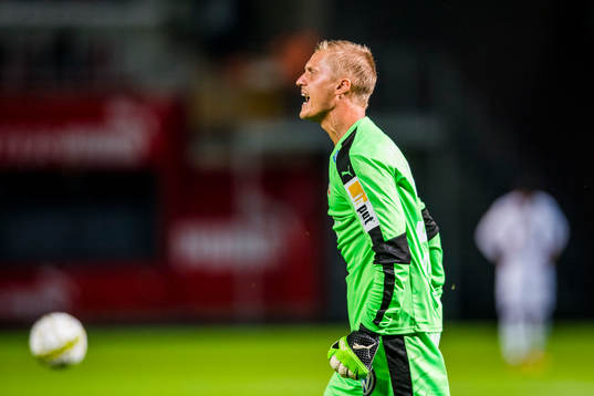 Helsingborgs målvakt Pär Hansson reagerar