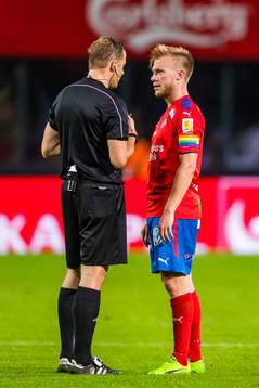 Helsingborgs Andreas Landgren i samtal med Domare Johan