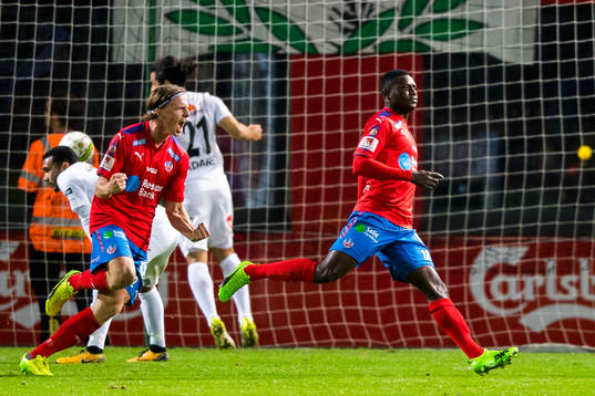 Helsingborgs Carl Johansson och Oke Akpoveta jublar