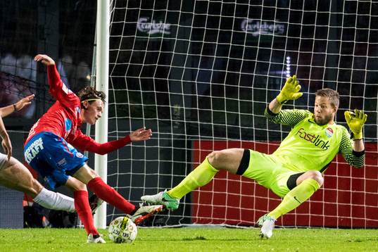 Helsingborgs Max Svensson skjuter mot Dalkurds målvakt