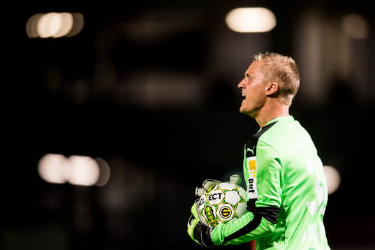 Helsingborgs målvakt Pär Hansson reagerar