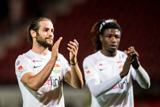 Dalkurds Alex De John och Kebba Ceesay tackar publiken
