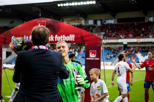 Helsingborgs målvakt Pär Hansson hyllas för sin 200e