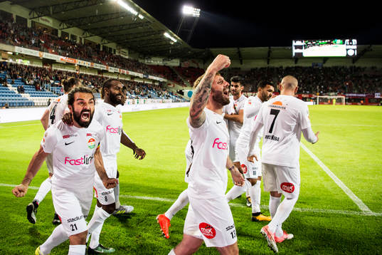 Dalkurds Peshraw Azizi jublar ihop med Andrew Michael